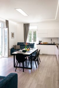 Belvedere229 living room with balcony and lake view