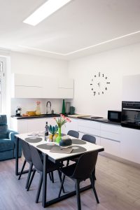 Belvedere229 living room with balcony and lake view