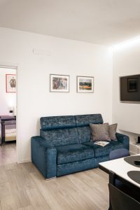 Belvedere229 living room with sofa-bed, balcony and lake view